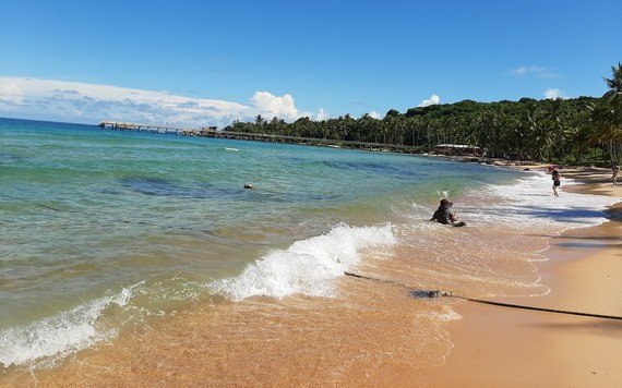 朝海灘吸引許多遊客。