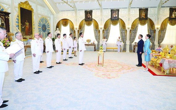 泰國首相兼國防部長巴育為首的泰國新一屆內閣12日在泰王面前宣誓就職。 （圖源：路透社）