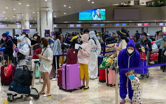 從費率并撤回的我國公民在該國機場辦理行李托運手續。（圖源：MOFA）