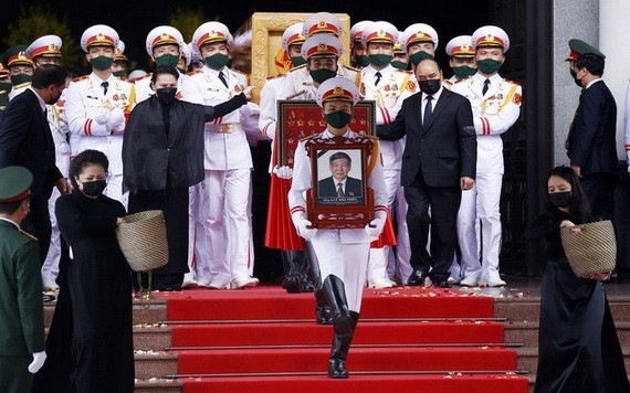 政府總理阮春福與國會主席阮氏金銀護送原總書記黎可漂靈柩上靈車。（圖源：越通社）
