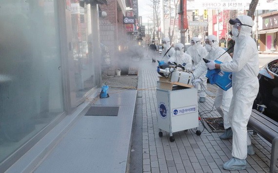 防疫工作人員在疫區進行噴灑消毒。(圖源:互聯網)