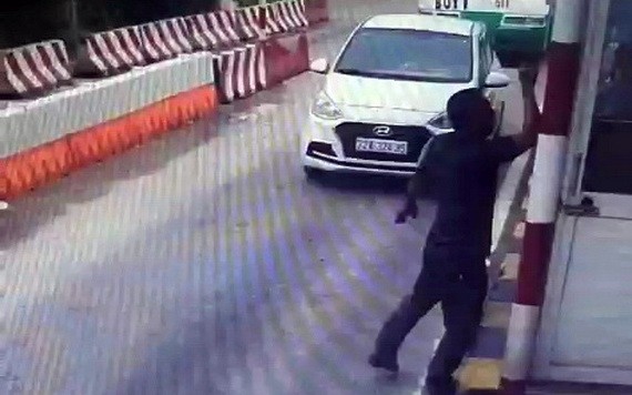 司機下車走近收費亭高舉起手向女收費員摑了一巴掌。（圖源：監控視頻截圖）