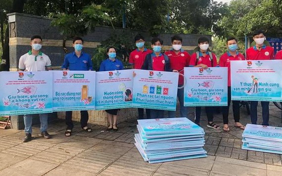 本市都市環保公司配合共青團第六郡郡委於昨(17)日在新化-羅庵涌設立200個熱愛環保宣傳海報。