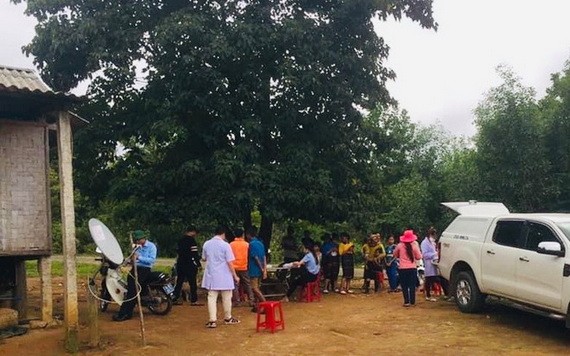 防疫工作人員在廣治省向化縣向山鄉源饒-彬村為村民進行咽喉拭子取樣測試。（圖源：清祿）