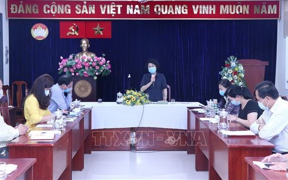 市越南祖國陣線委員會主席蘇氏碧珠(中)在會上發表講話。(圖源:越通社)