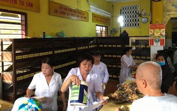 興光寺診所的醫生們正為病人抓藥。