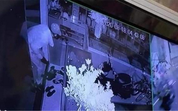 竊匪走下一樓關閉監察系統電源並竊走大量財產。（圖源：監控視頻截圖）