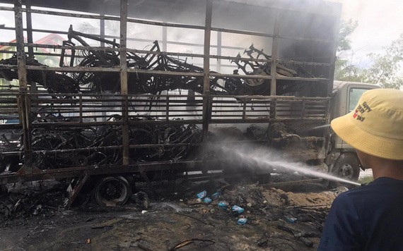 在火焰熄滅後，卡車廂內的全部自行車及自行車配件付諸一炬，僅剩下鐵框。（圖源：何珍）