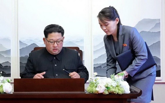 朝鮮最高領導人金正恩(左)和胞妹金與正(右)。(圖源:AP)