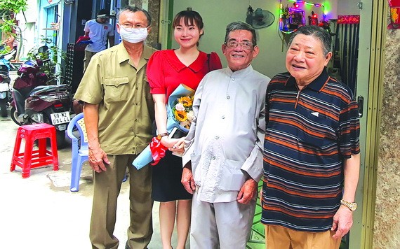 杭慰瑤先生（右一）與黃金利貧戶及各代表合影。