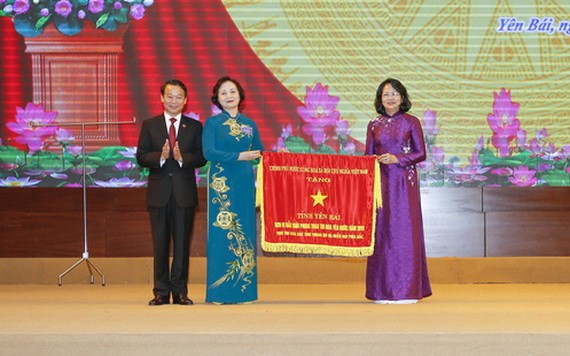 國家副主席鄧氏玉盛受政府總理委托,向安沛省北部丘陵和山區各省競賽組頒發2019年愛國競賽運動冠軍單位錦旗。(圖源:越通社)