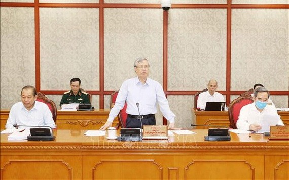 黨中央書記處常務書記陳國旺(中)21日在平順省委常務處會議發表講話。(圖源:越通社)