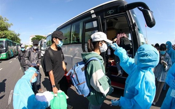 乘客上車前接受體溫測量。（圖源：陳黎琳）
