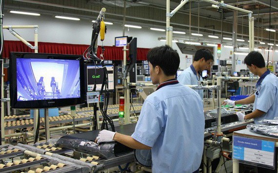 工人在越南三星電子工廠工作。(圖源:VTV)