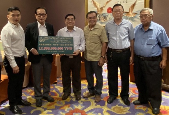 萬盛發集團代表張豐裕(左二)向二府會館理事會代表捐贈重修善款。