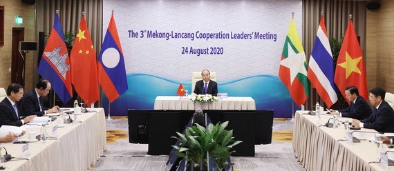 政府總理阮春福在視頻會議上講話。（圖源：越通社）
