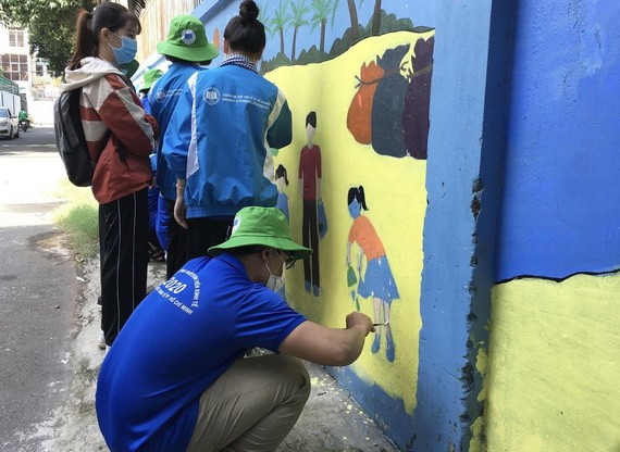 陳舊的牆壁獲得換上新衣裳。
