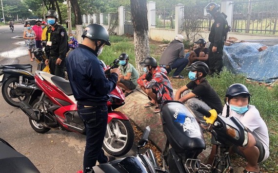 被警方控制的青年團夥。（圖源：警方提供）