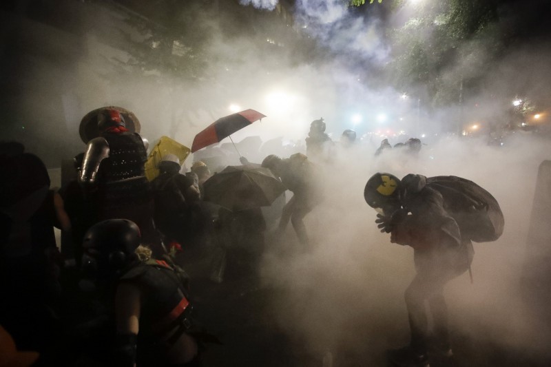 美國波特蘭示威者企圖遊行至警察局,爆發衝突。(圖源:路透社)