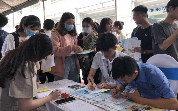 第二波疫情未爆發時,眾多大學畢業生前往市輔業勞務中心尋求就業機會。