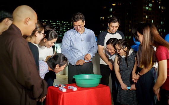 學員們參加“投針驗巧”遊戲。