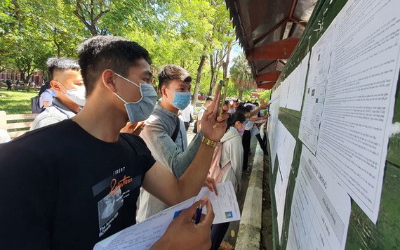 考生查看高中畢業考試的分數。（圖源：互聯網）