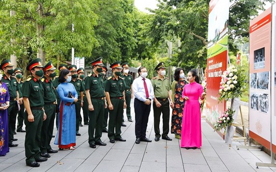 “胡志明主席陵-永久花園”圖片展吸引了各界觀眾前來觀賞。(圖源:青玄)