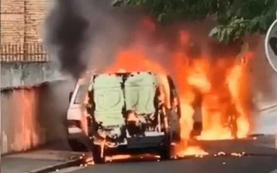 劫匪攻擊裝甲運鈔車,劫走900萬歐元後縱火燒車逃離。(圖源:視頻截圖)