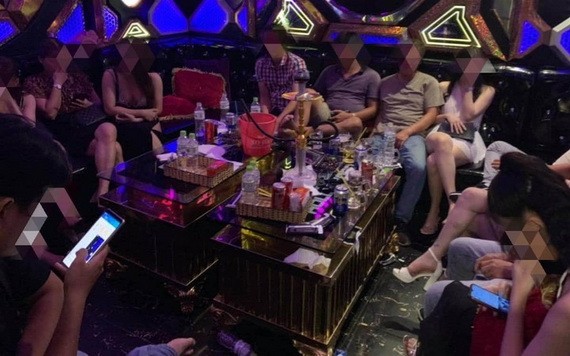職能力量突擊檢查好萊塢卡拉OK廳，發現多名男女青年正沉醉在毒品狂歡狀態中。（圖源：HT）