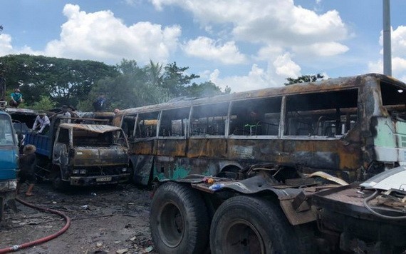 這場火警把約10輛車全被燒毀。（圖源：韓飛）