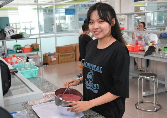 阮玉玲與火龍果香枝成品。