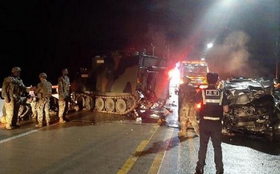 駐韓美軍裝甲車與韓國私家車相撞現場。（圖源：互聯網）