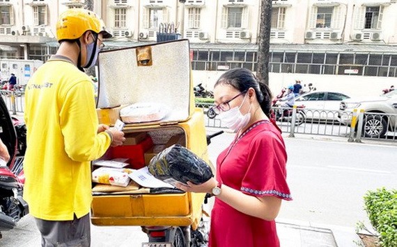 消費者正在收貨。