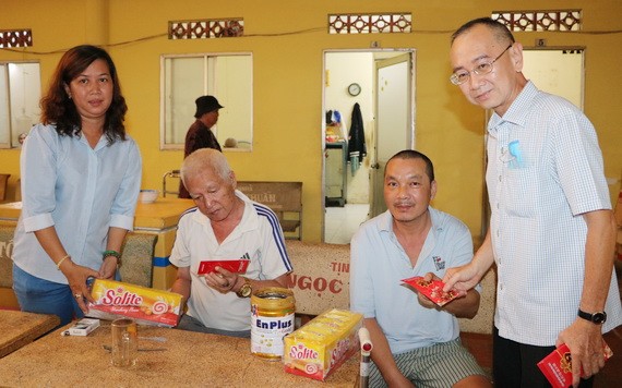 范興主任、陳月寶副主席向玉光精舍長者贈送禮物。