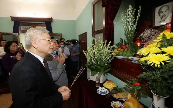 總書記、國家主席阮富仲上香緬懷胡主席。