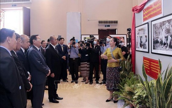 與會代表觀賞越老合作關係圖片展。（圖源：越通社）