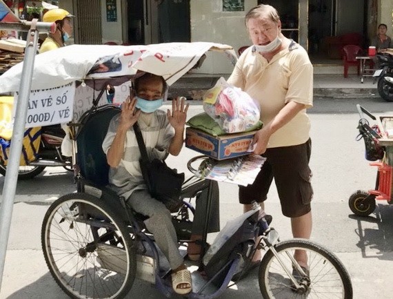 鳴才旅遊公司王一鳴向窮苦人家贈送禮物。