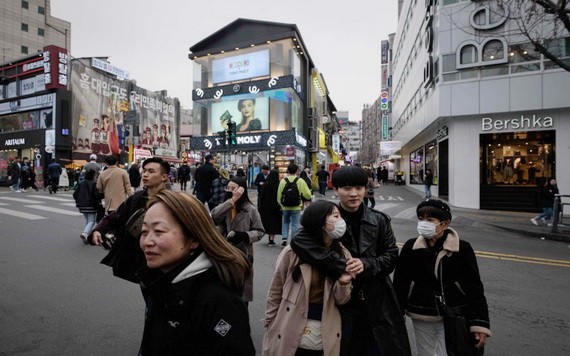 據統計，今年韓國大公司第1季的女員工平均薪資，僅為男性的63.50%。圖為韓國首爾街頭。（圖源：AFP）