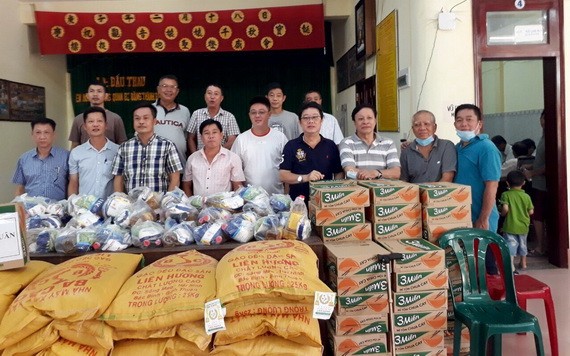 諸位熱心人士準備禮物向潼毛貧困戶派發。