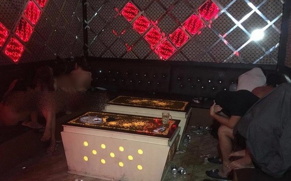 職能力量當場查獲5名女人員脫衣跳舞陪唱。（圖源：警方提供）