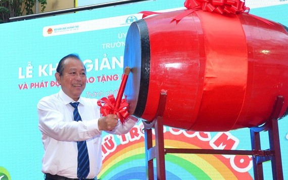 政府常務副總理張和平在第一郡陳興道小學開學典上擊鼓。（圖源：越勇）