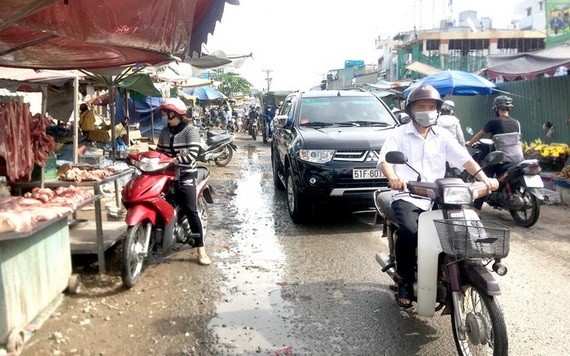 街道拓寬項目正在施工，自發性街市的買賣氣氛十分熱鬧、車輛、路人川流不息。