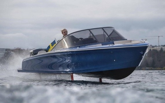 Candela Seven的水翼打開，令船身脫離水面疾馳。（圖源：互聯網）