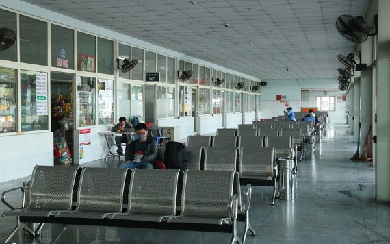 峴港市中心車站候車室乘客寥寥無幾。（圖源：阮強）