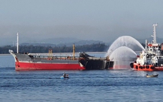 消防船趕往現場滅火救援。（圖源：M.Q）