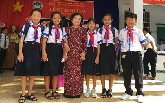 原國家副主席、韋阿英基金會主席張美華與少數民族學生在開學典禮上合照。 