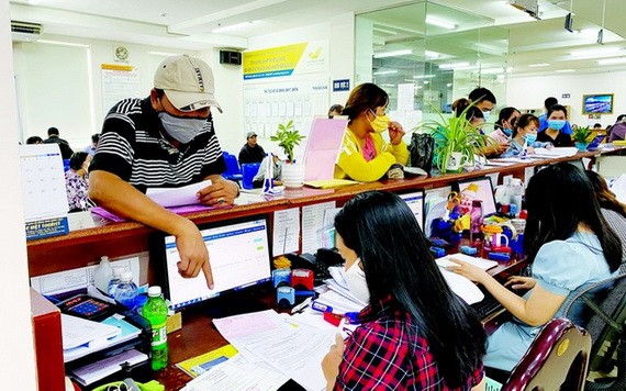 民眾在本市社保機關辦理手續。