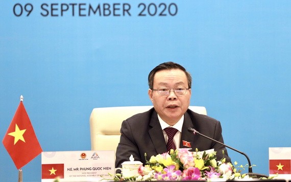 國會副主席馮國顯向與會代表致歡迎詞。（圖源：VGP）