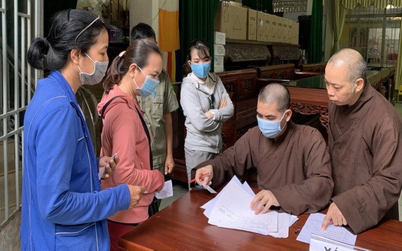 先人家屬前來奇光二寺辦理骨灰認領的初步手續。（圖源：芳南）