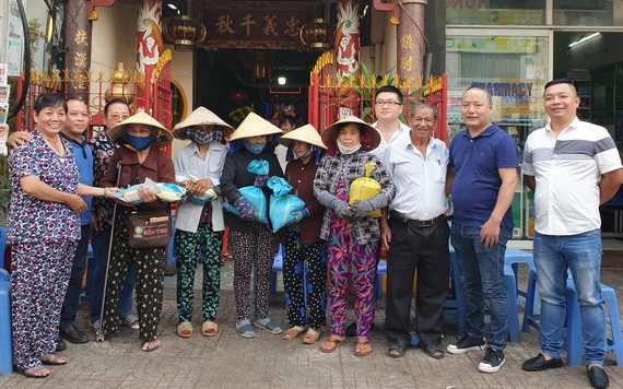 左閭關帝廟理事會向當地貧困者頒發盂蘭節禮物。